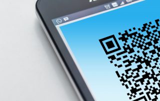Free High-resolution close-up of a smartphone displaying a QR code on its screen. Stock Photo